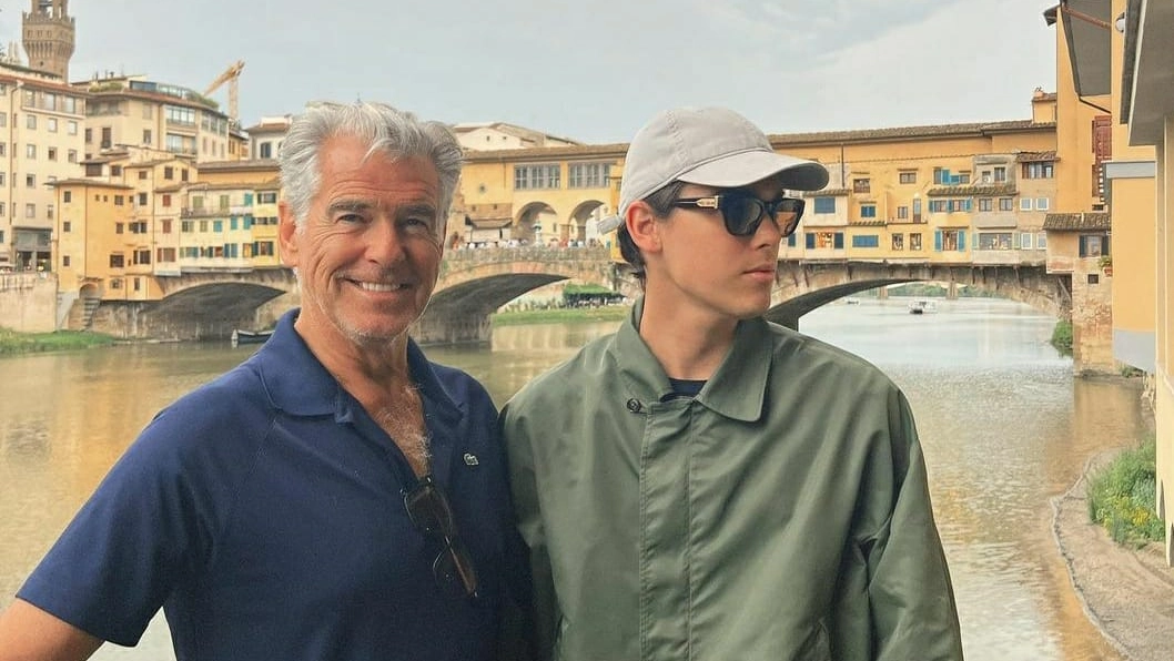 L'attore Pierce Brosnan a Firenze col figlio