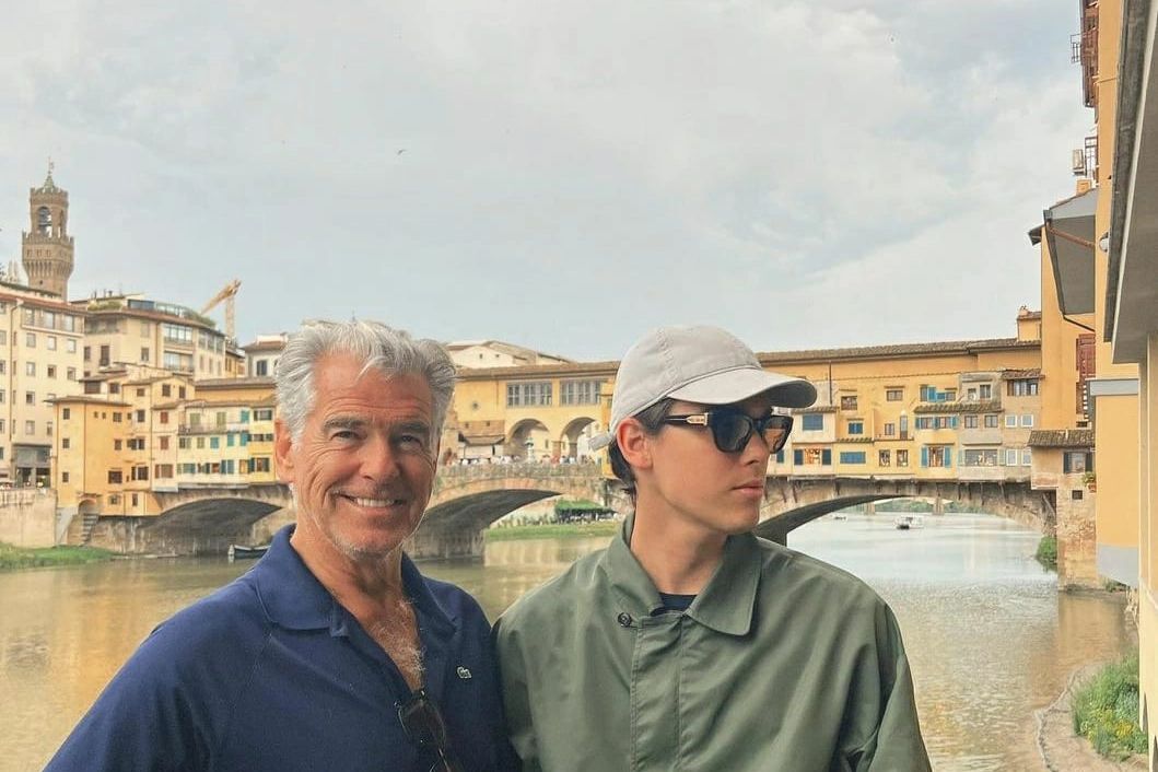 L'attore Pierce Brosnan a Firenze col figlio
