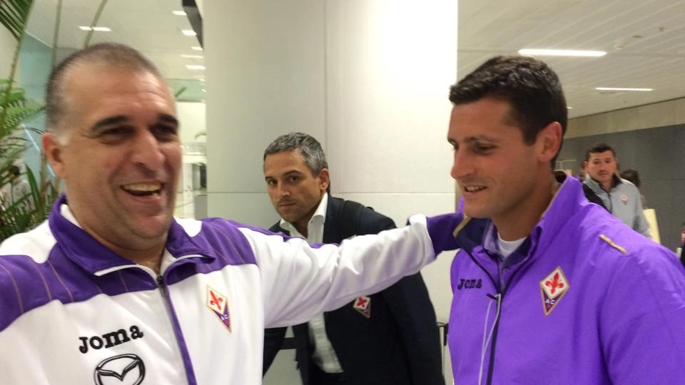 Il capitano della Fiorentina, Manuel Pasqual, accolto da Carlos Botelho (figlio di Julinho)