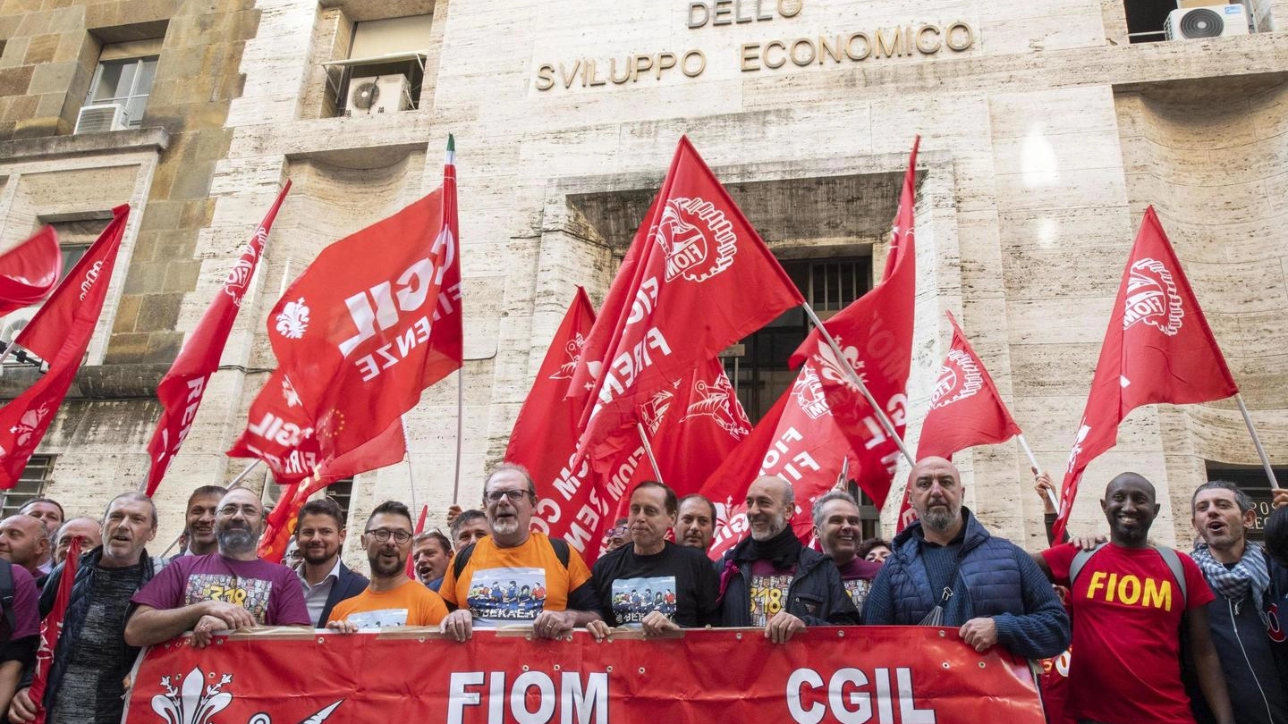 Una manifestazione degli operai e sindacati sotto il ministero a Roma