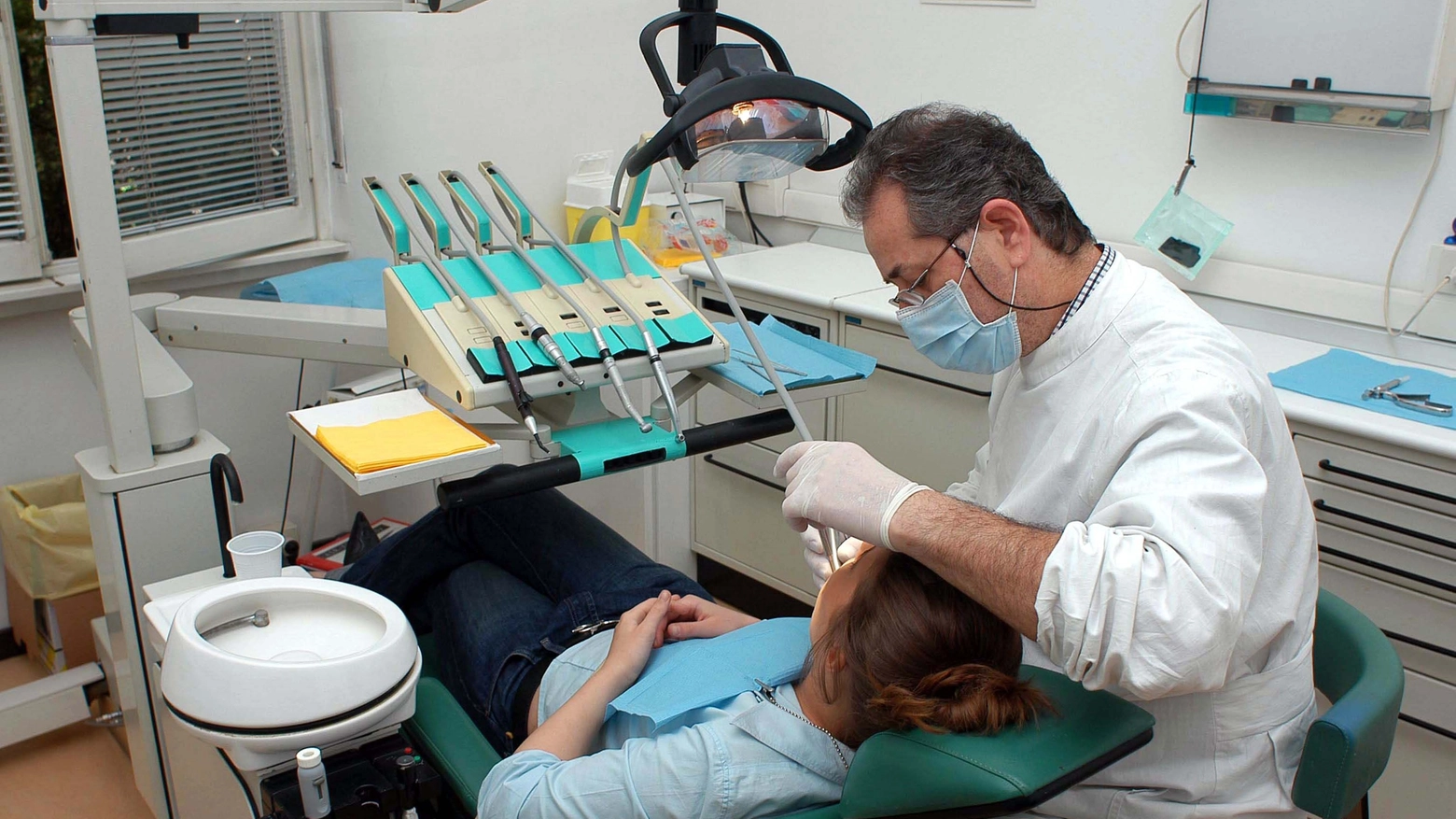 Un dentista (Foto d'archivio)