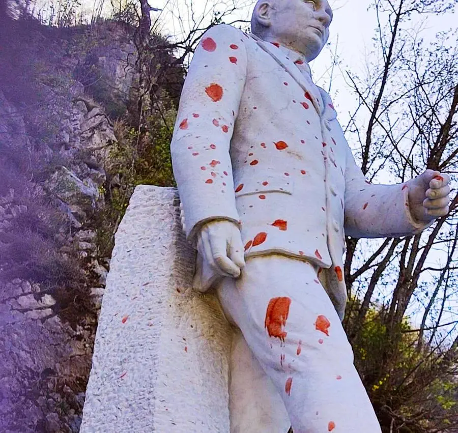 Imbrattata con vernice rossa la statua di Putin