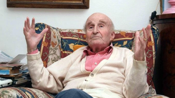 Lo scrittore si è spento a 99 anni nella sua Versilia: raccontò l'Italia del '900: la guerra, gli scandali di Roma e la "misteriosità" di Zeman. "Il giorno della Liberazione? Ho pianto"