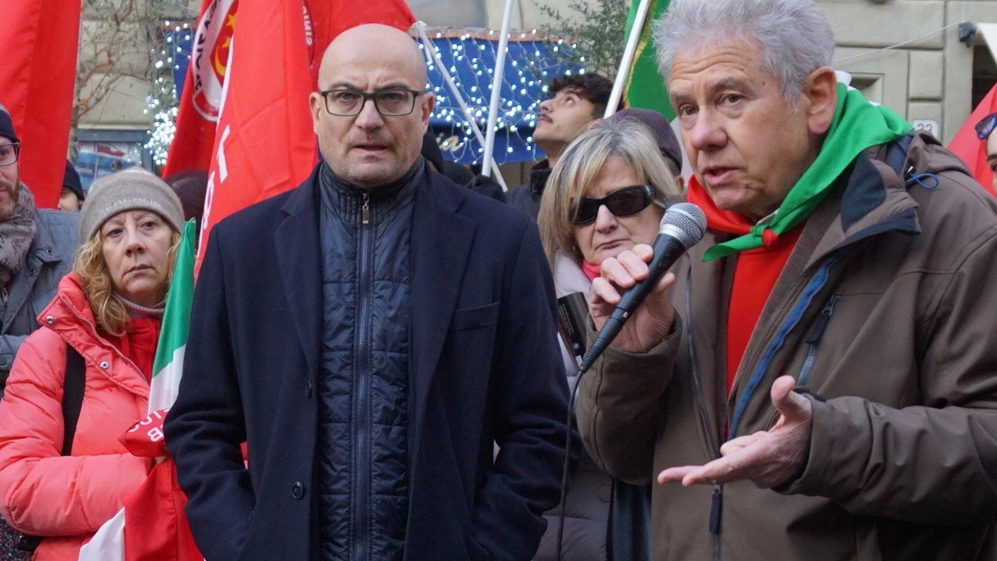 La manifestazione contro l’apertura di Casa Pound ha visto sfilare anche il sindaco