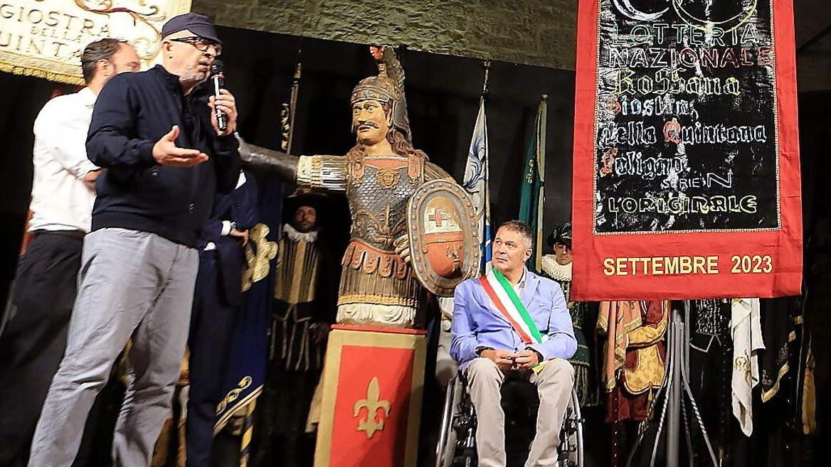 Un Palio ’originale’. Drappo della Quintana firmato dall’artista toscano Flavio Favelli Un Palio ’originale’. Drappo della Quintana firmato dall’artista toscano Flavio Favelli