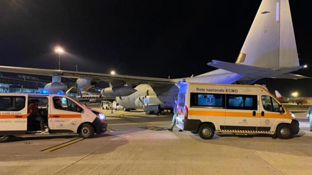 Trasporto sanitario su un velivolo della 46esima Brigata Aerea di Pisa   
