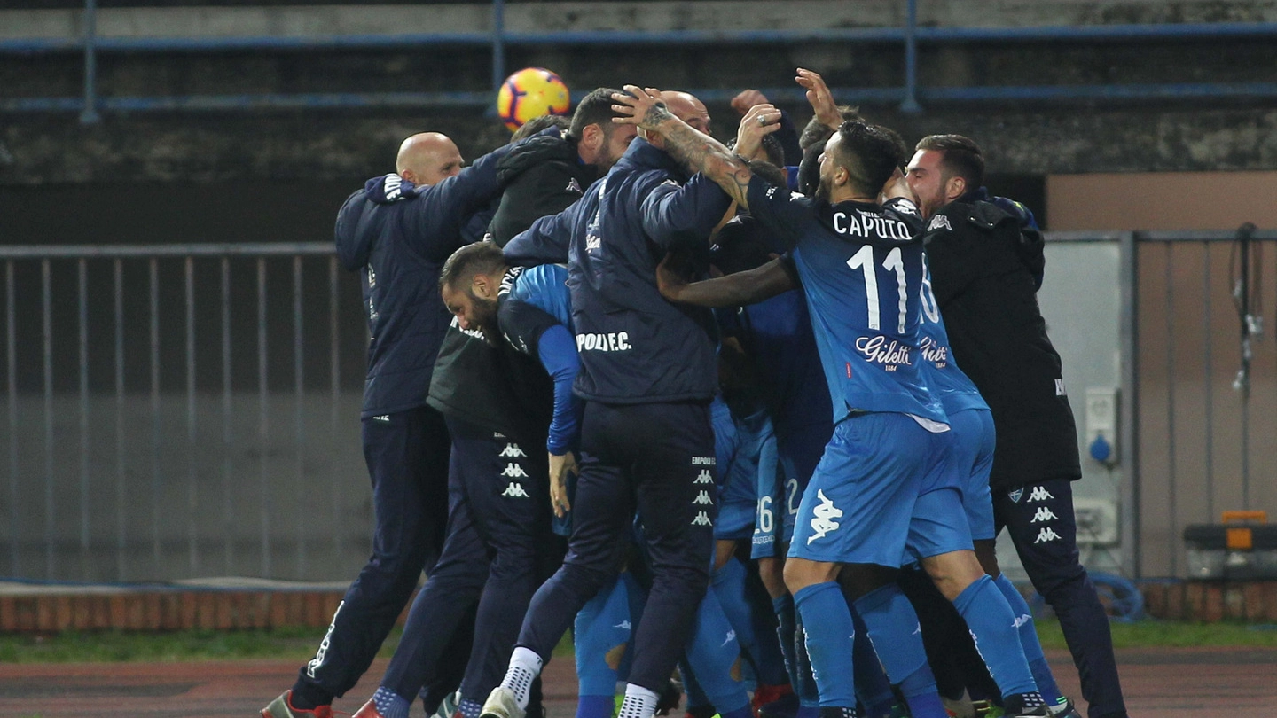 L'abbraccio del team empolese dopo il terzo gol (Gasperini / Fotocronache Germogli)