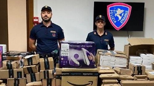 Blitz: nei guai due giovani. In auto ben 94 scatole con il celebre logo contenenti smartphone e computer