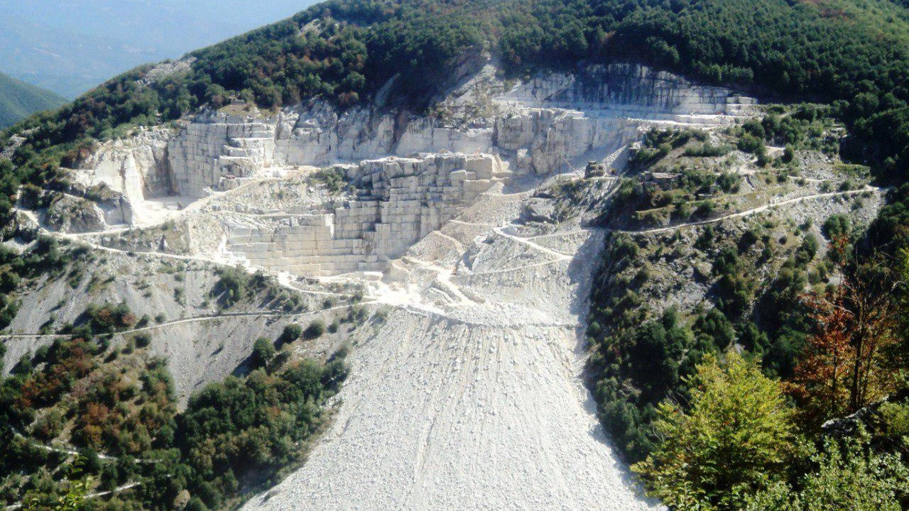 Athamanta polemizza sulle visite scolastiche  "Va mostrata la devastazione delle Apuane"