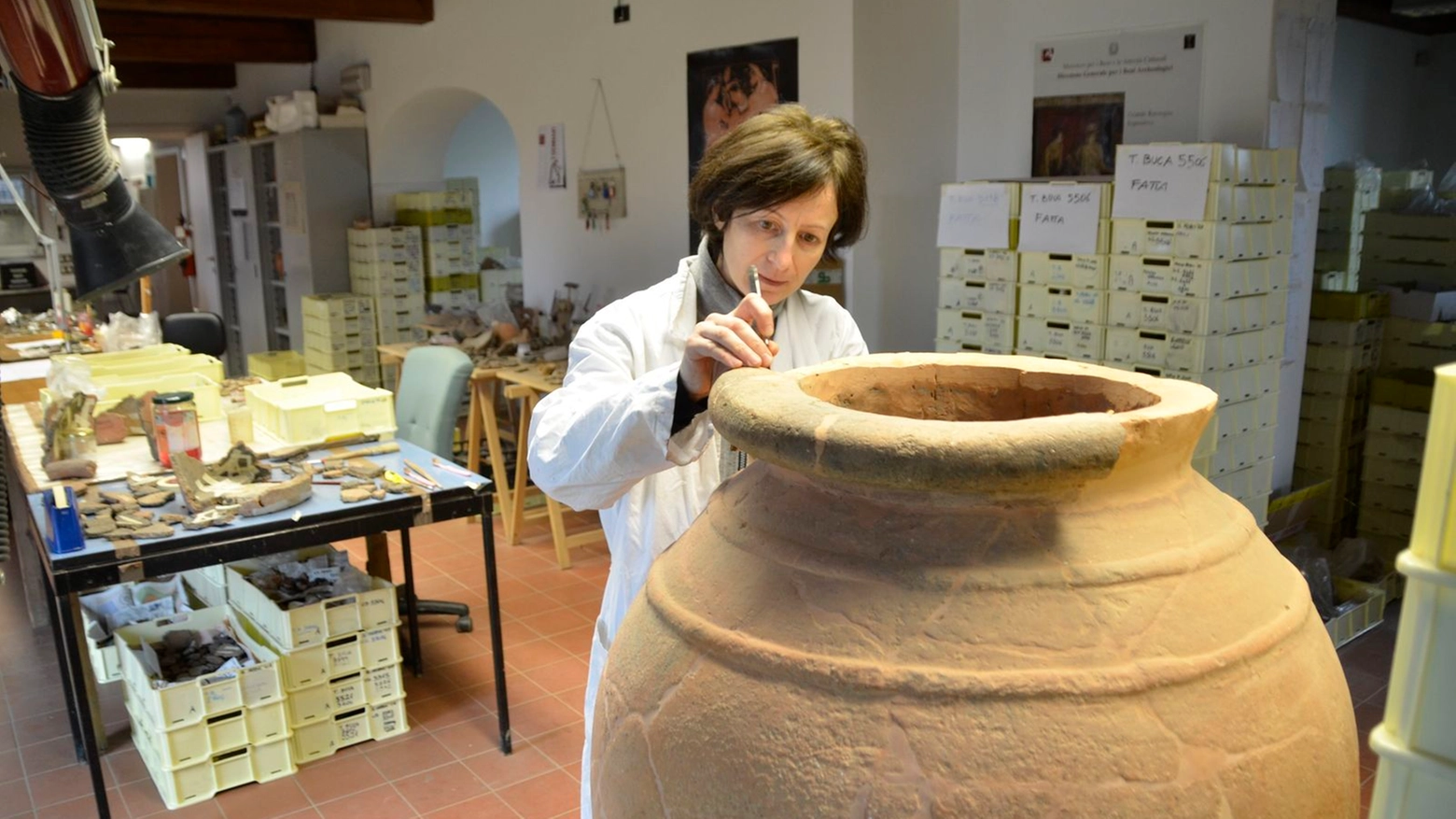 Reperti archeologici etruschi a Gonfienti: una fase del restauro 