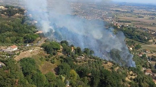È sempre allarme incendi. L’appello della sindaca:: "Non accedere fuochi" È sempre allarme incendi. L’appello della sindaca:: "Non accedere fuochi"