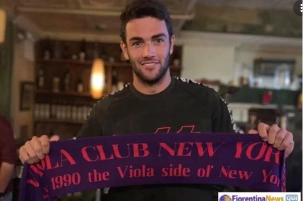 Berrettini con una sciarpa viola