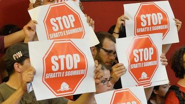 Una protesta contro gli sfratti (foto repertorio Ansa)