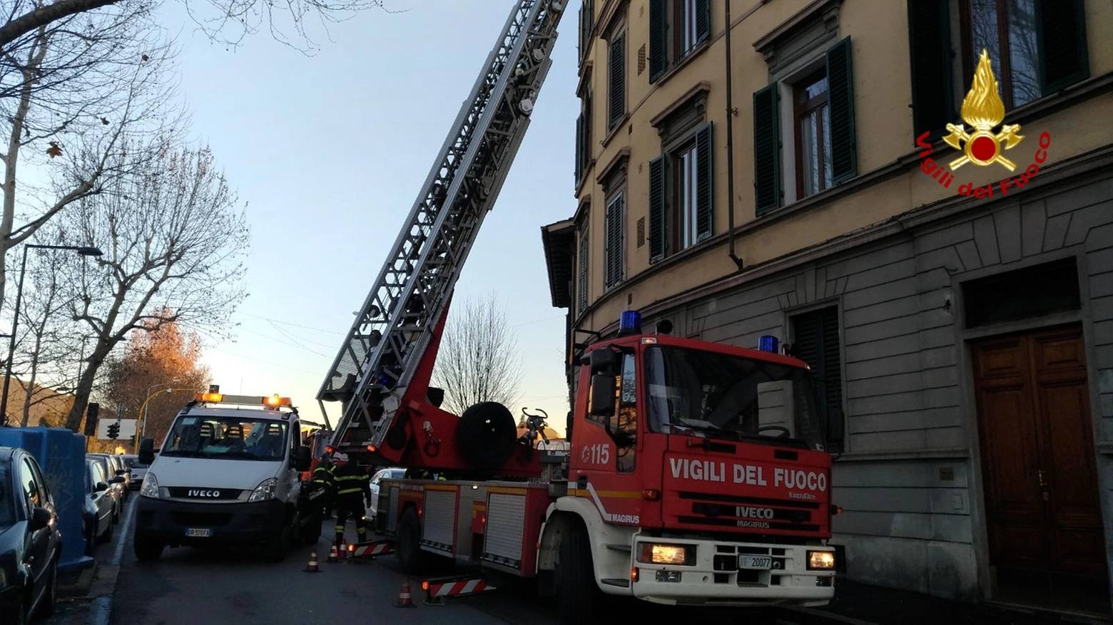 L'intervento dei vigili del fuoco in viale Milton, a Firenze