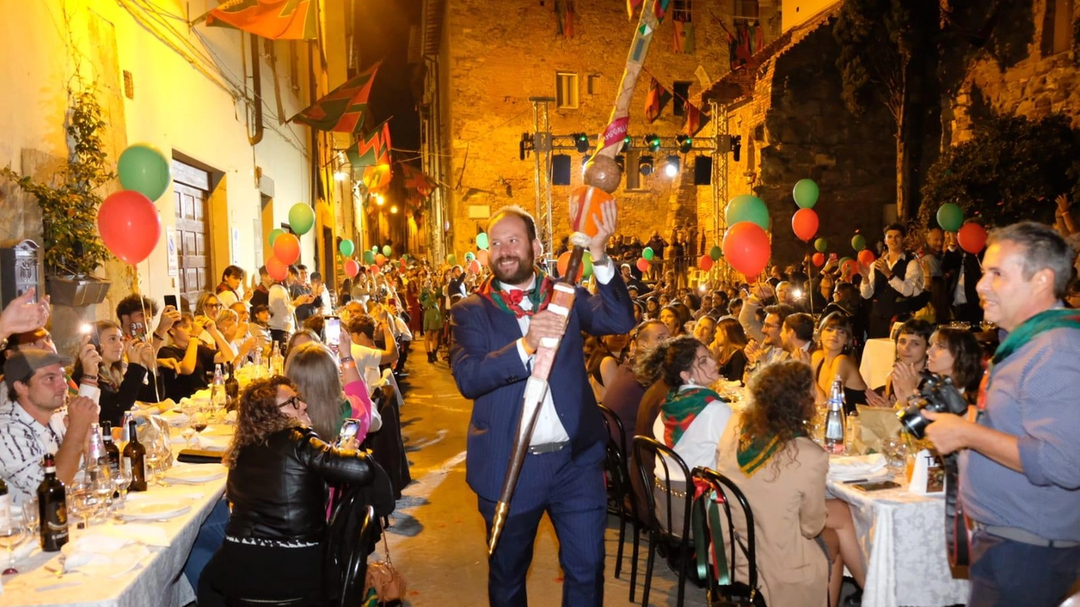 La festa di Colcitrone. Una notte da ricordare con la carica dei 1100. E Martino è di cartone La festa di Colcitrone. Una notte da ricordare con la carica dei 1100. E Martino è di cartone