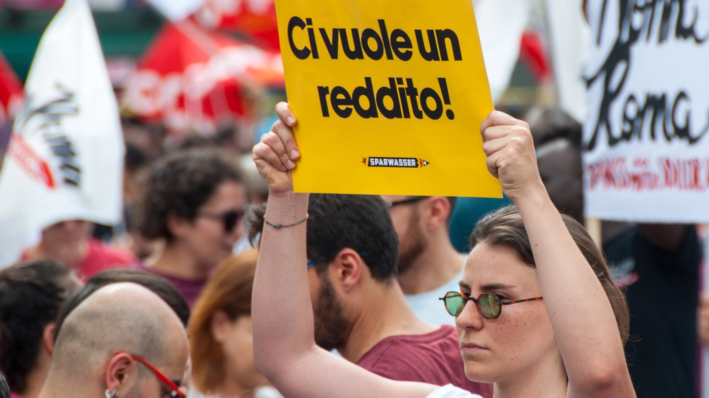 La manifestazione nazionale "Ci vuole un reddito" organizzata da associazioni e sindacati