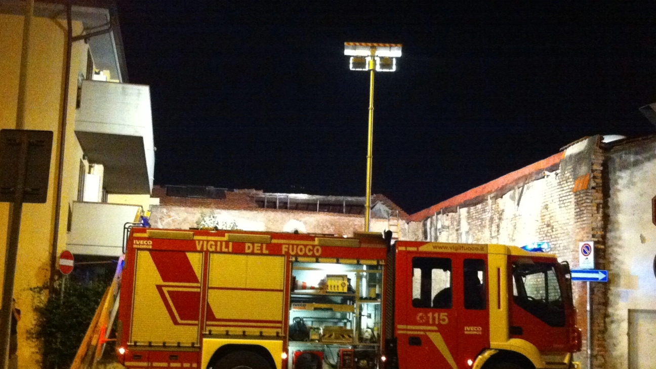 I vigili del fuoco in via Modena
