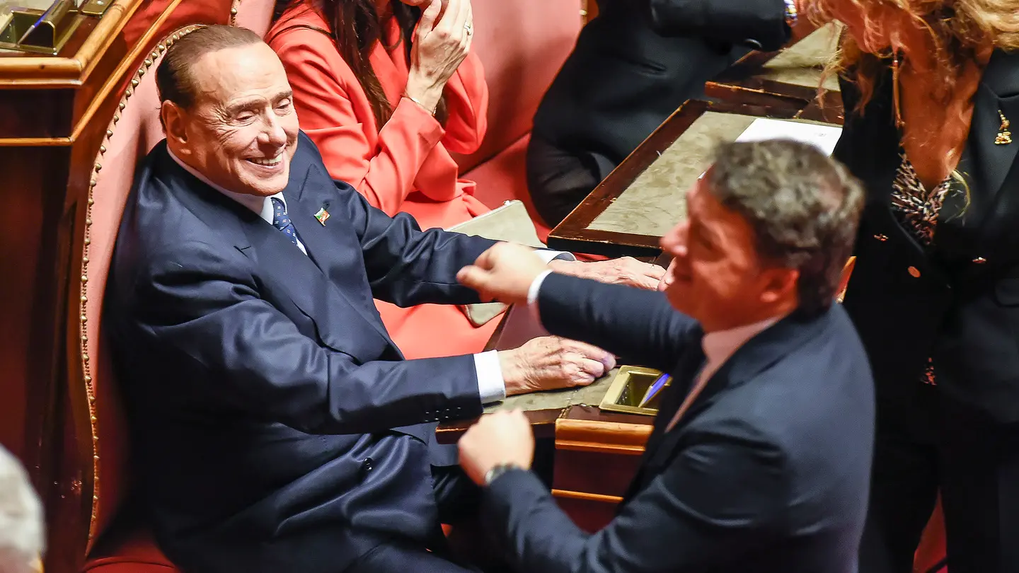 Il saluto a Palazzo Madama tra i due senatori Silvio Berlusconi e Matteo Renzi Il saluto a Palazzo Madama tra i due senatori Silvio Berlusconi e Matteo Renzi