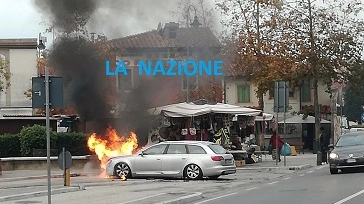 L'auto a fuoco vicino alla Torre di Pisa