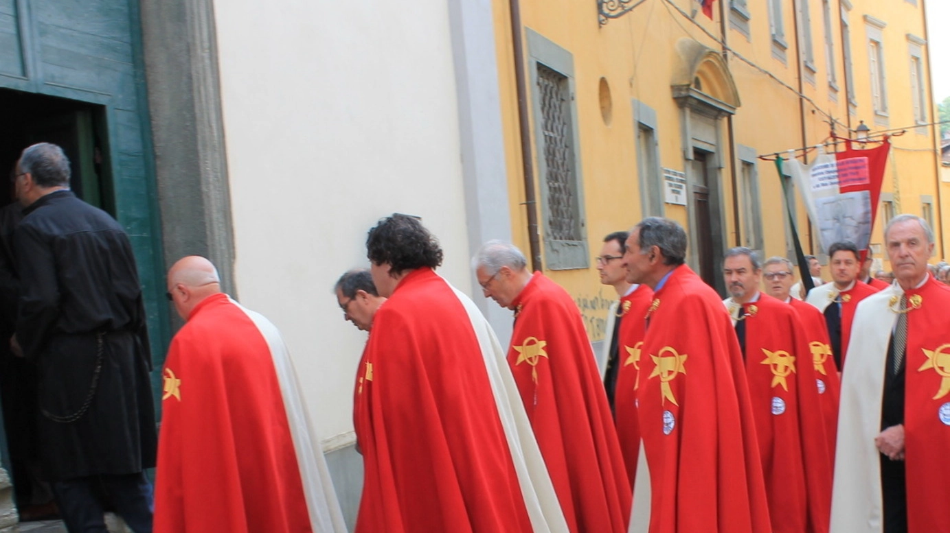  I Cavalieri del Tau mentre entrano in una chiesa nel centro storico di Pontremoli (foto di repertorio)