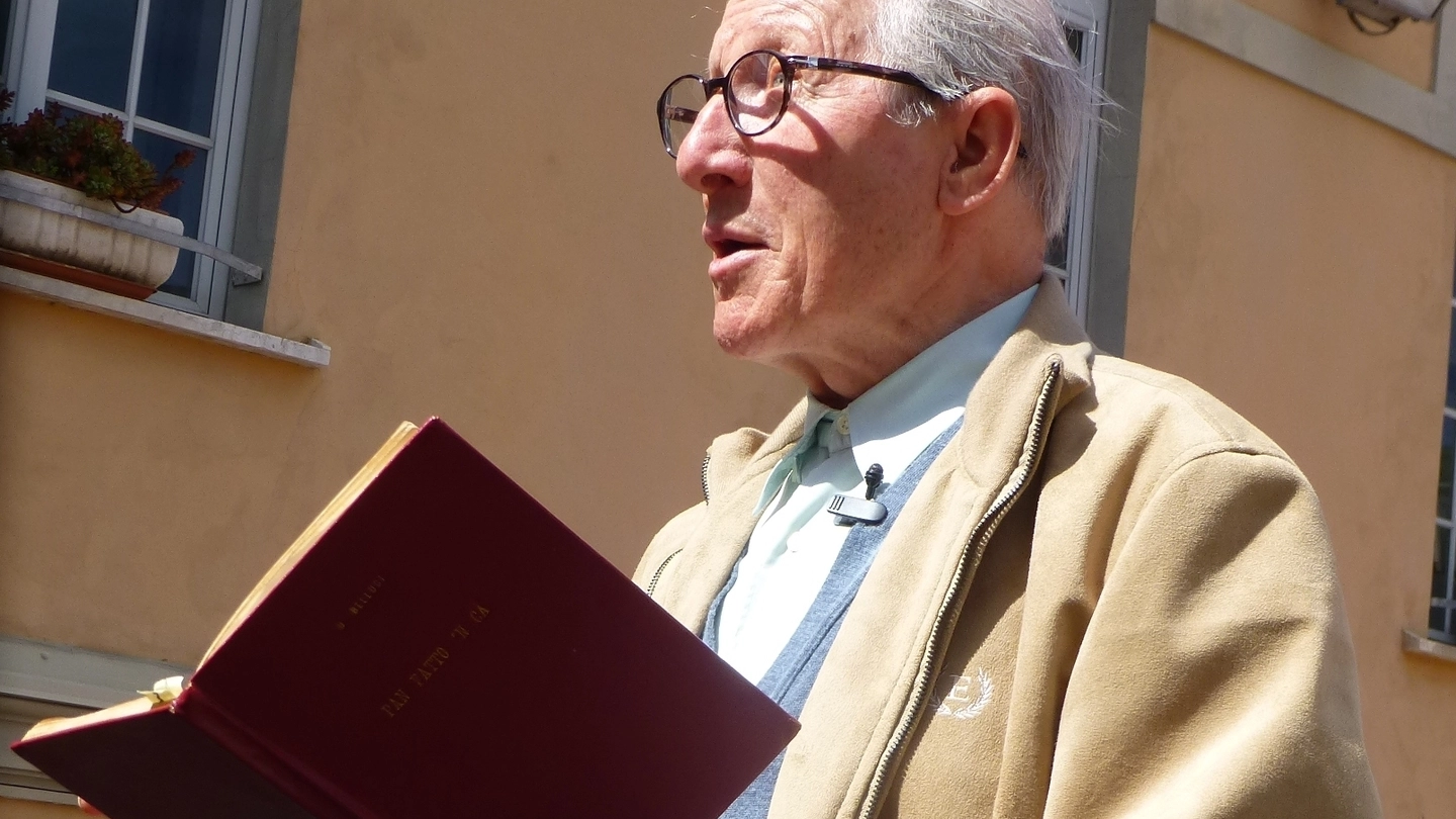  Edilio Bellè mentre legge un libro in dialetto massese