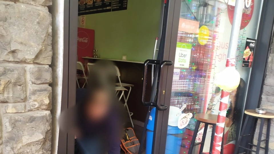 La vetrata spaccata in via Doni La vetrata spaccata in via Doni