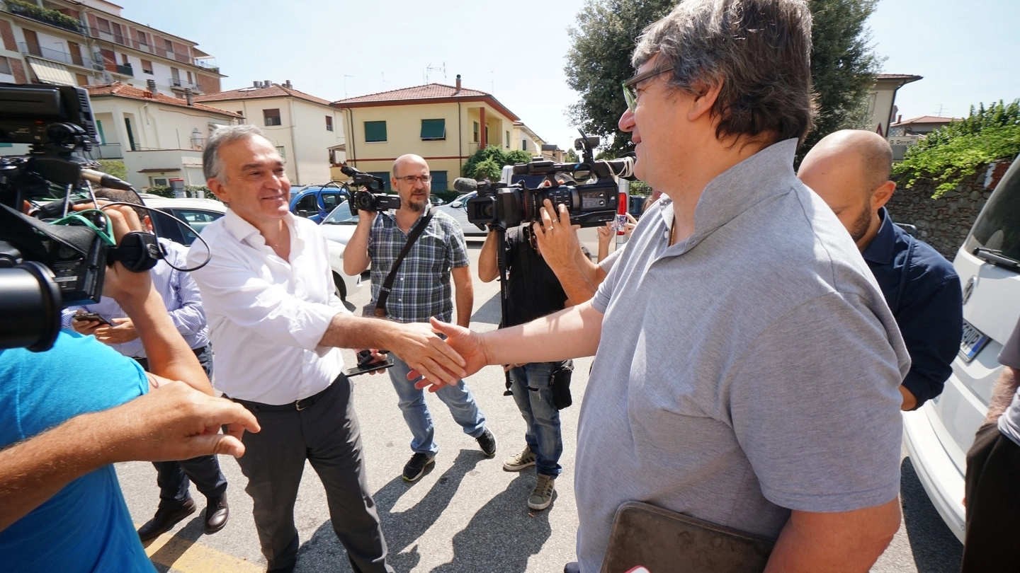 Enrico Rossi e don Massimo Biancalani (foto Gabriele Acerboni/Fotocastellani)