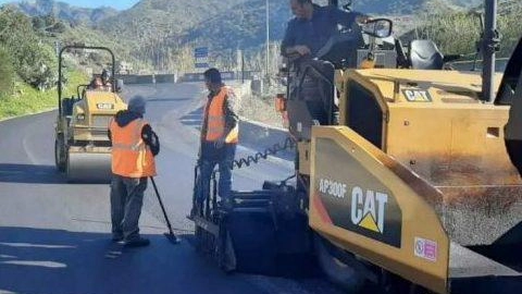 Strade colabrodo Partite le asfaltature Lavori da 100mila euro Strade colabrodo Partite le asfaltature Lavori da 100mila euro