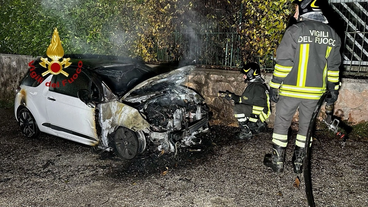 L'auto incendiata L'auto incendiata