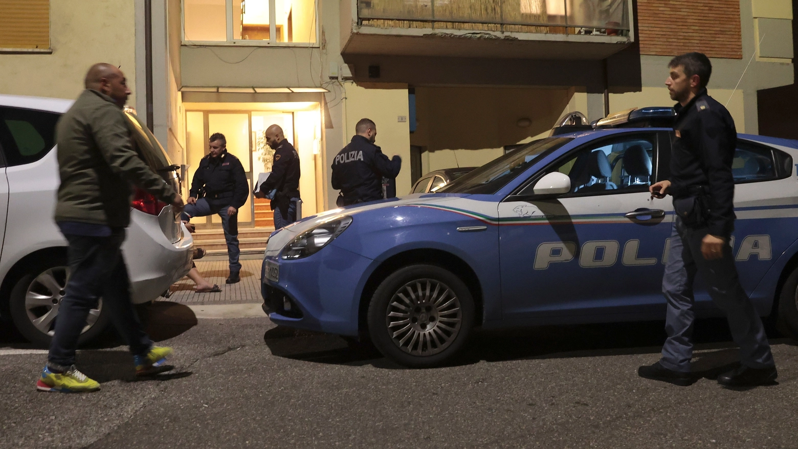 Il vice questore aggiunto Signorelli ha ricostruito l’inchiesta dal rinvenimento del cadavere: "Supina sul letto, sangue sul viso, segni sotto il mento". Indagati tra intercettazioni e paure