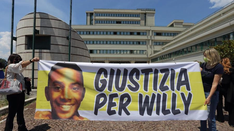 Lo striscione per Willy Monteiro Duarte fuori dal tribunale