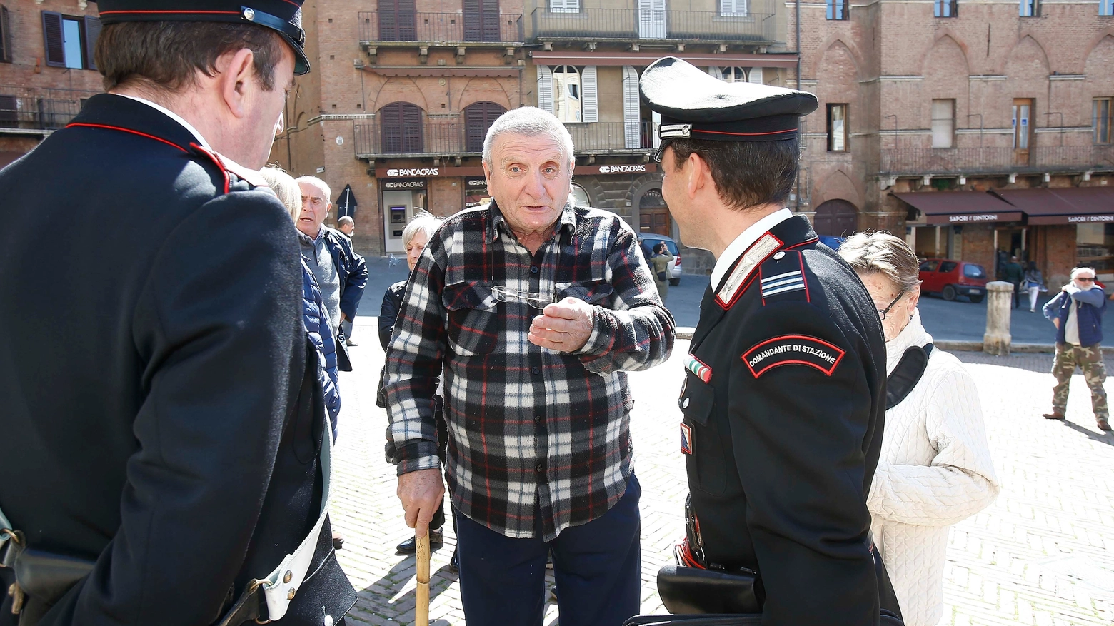 Savelli con i carabinieri (Foto Di Pietro)
