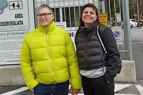 Davide Ferrante, 47 anni, insieme alla moglie Tania davanti all’ospedale di Cisanello