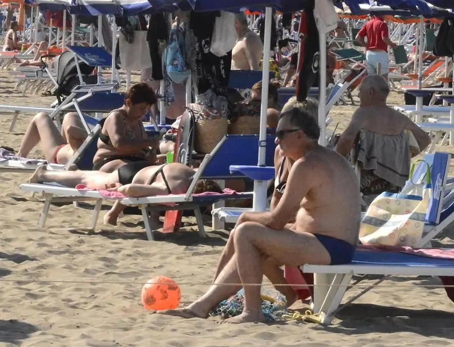 Musica assordante sulla spiaggia La protesta dei bagnanti furiosi