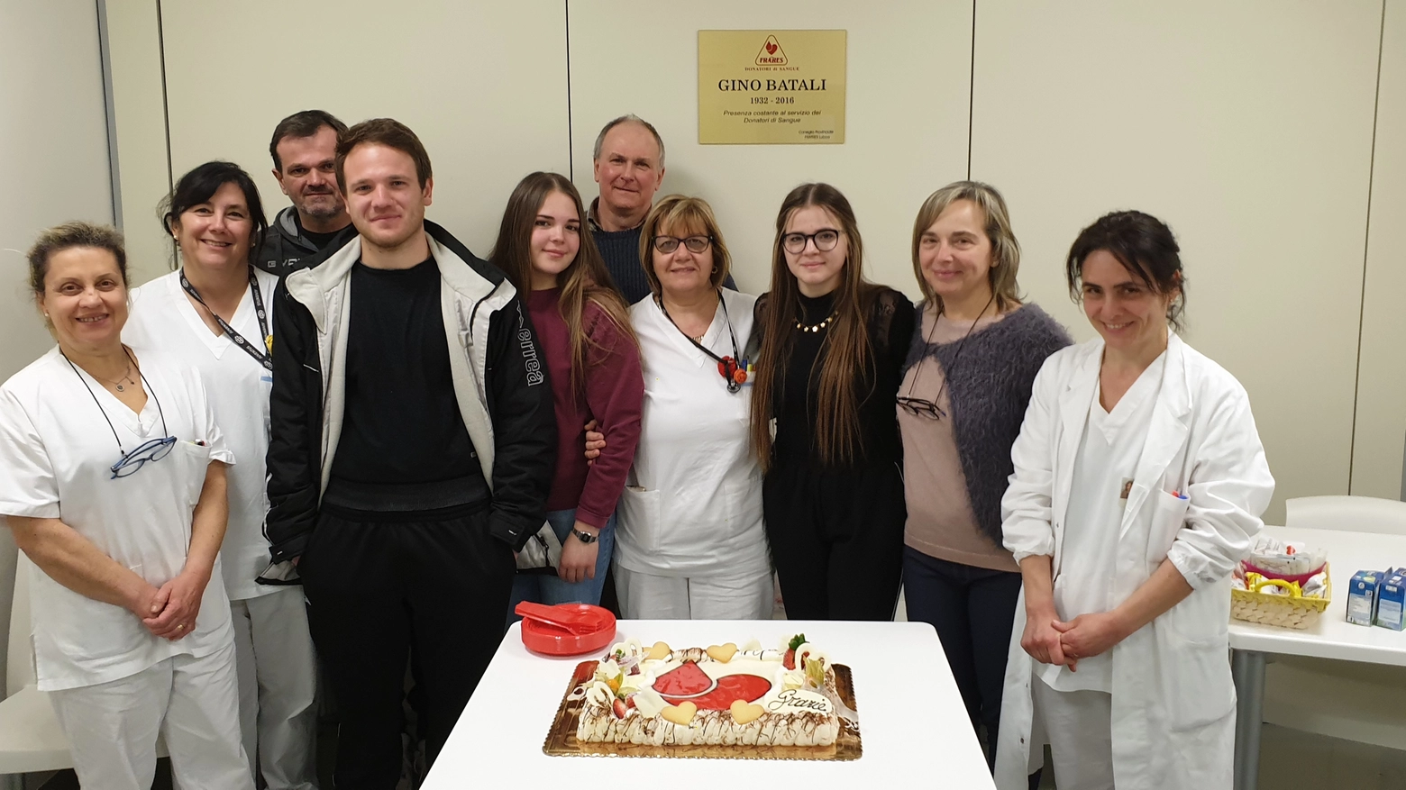 La famiglia di donatori al completo col personale del San Luca