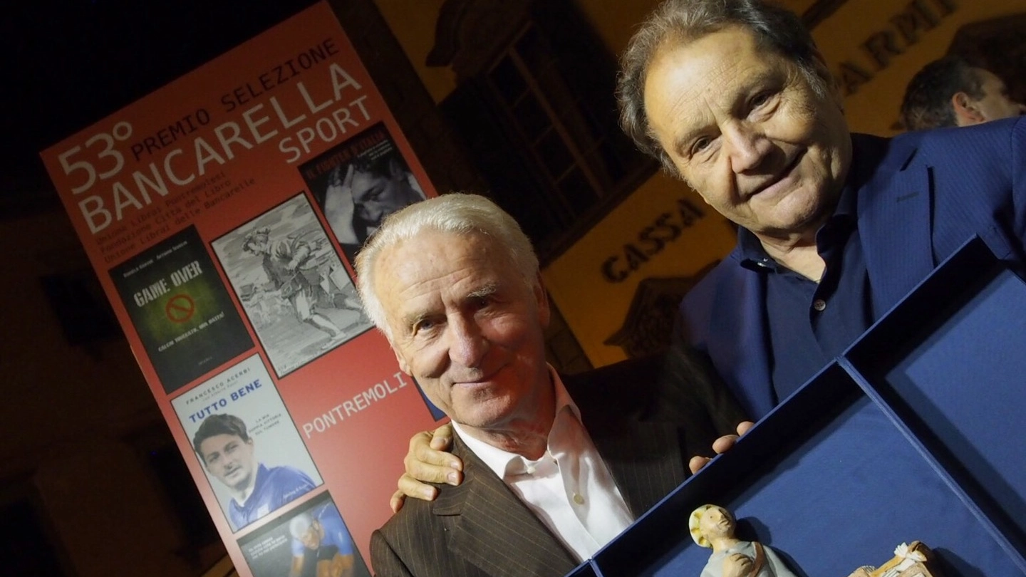 Giovanni Trapattoni e Bruno Longhi con il premio Bancarella Sport (foto pasquali)