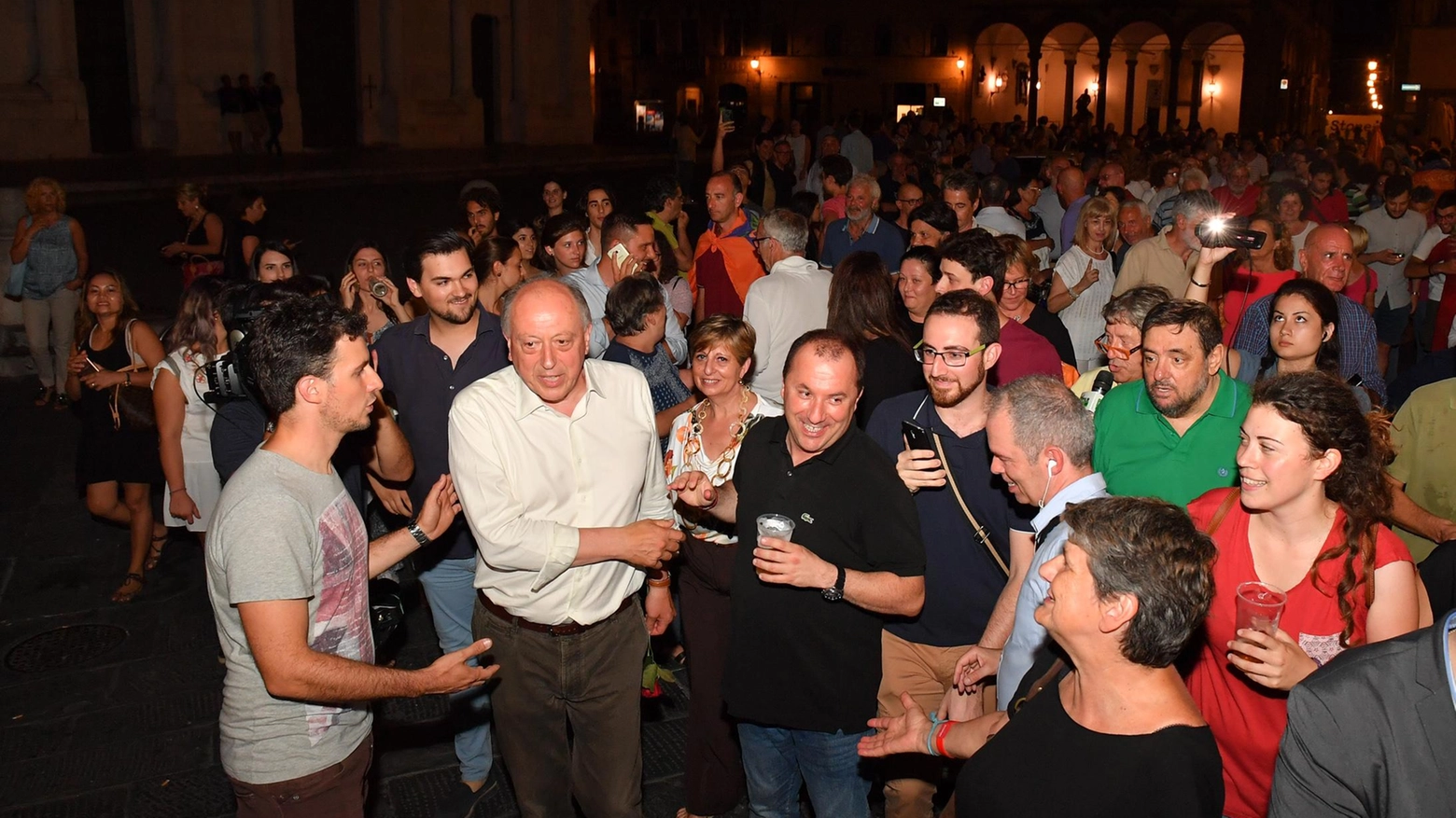 Tambellini festeggia con i suoi sostenitori la riconferma a sindaco