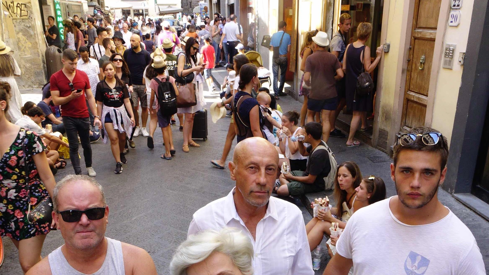 I commercianti di via de' Neri protestano contro i bivacchi (New Press Photo)