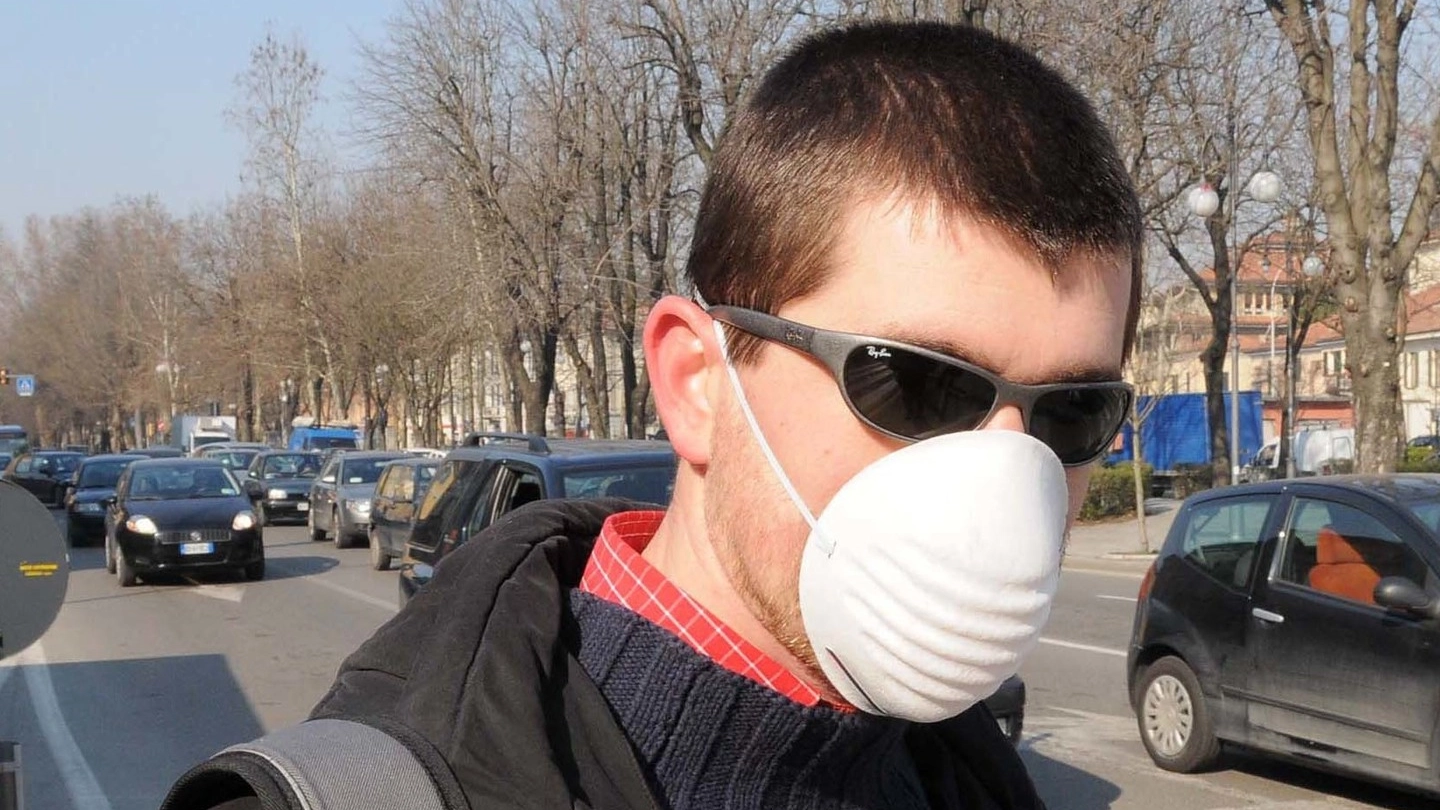 Resta alto l’allarme inquinamento e anche i giovani si proteggono dall'aria che respirano 