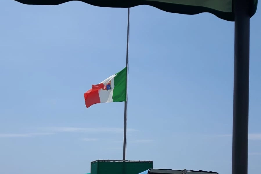 La bandiera a mezz'asta in uno stabilimento balneare di Lido di Camaiore