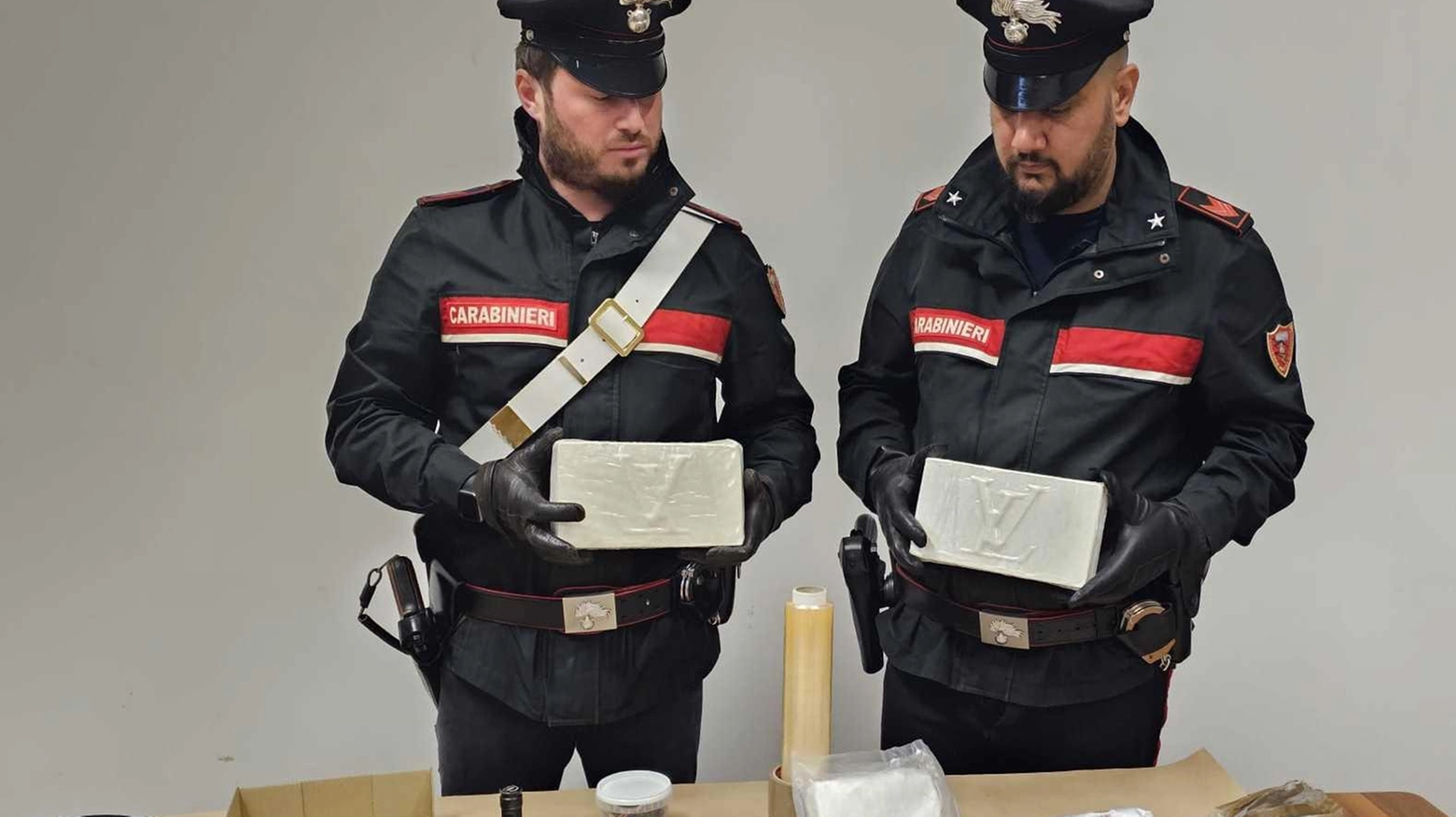 Nasconde oltre 3 chili di cocaina  Blitz nel bosco, giovane arrestato