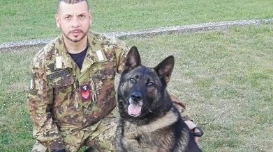 Un carabiniere cinofilo con il  cane