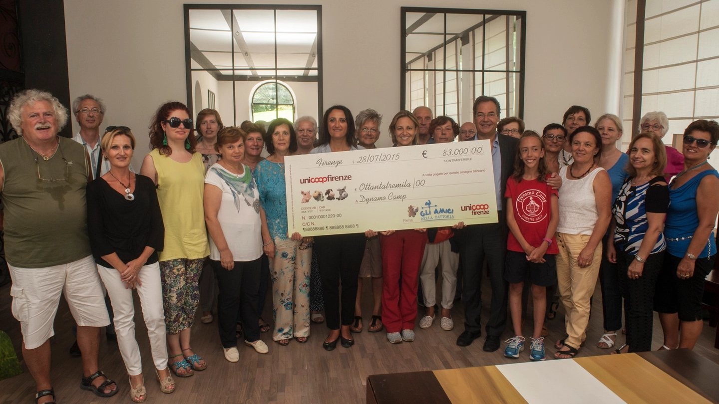 La consegna di Unicoop dell’assegno da 83mila euro per la campagna ‘Gli amici della fattoria’