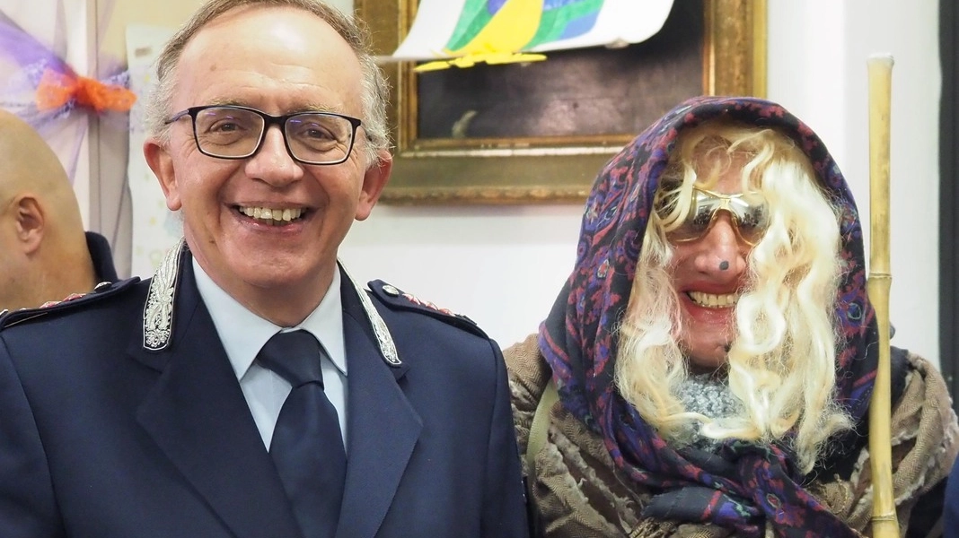 Ernesto Bono, 74 anni, in una foto con il comandante della municipale, Alberto Pagliai