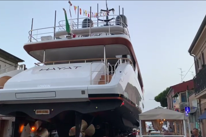 La poppa dello yacht mentre passa in via Coppino