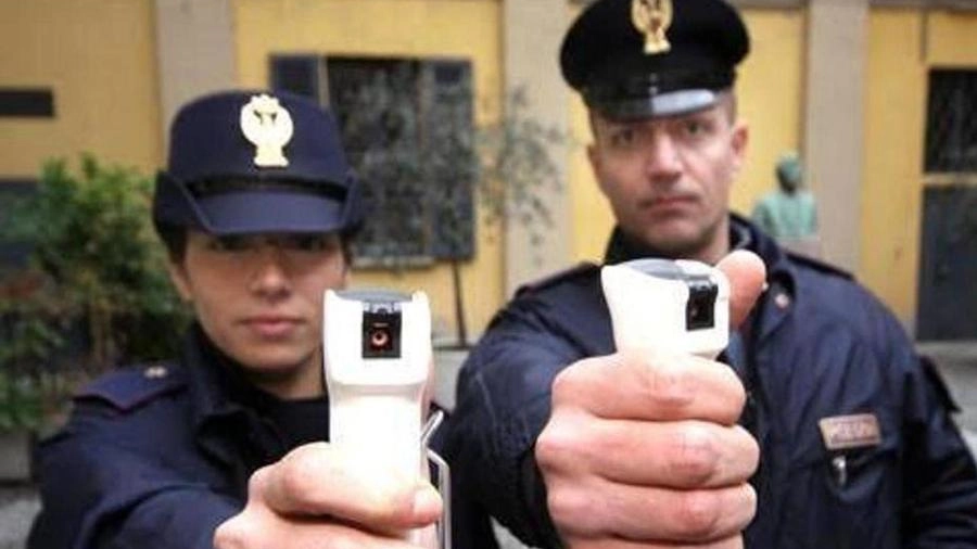 Poliziotti impugnano una bomboletta di spray urticante