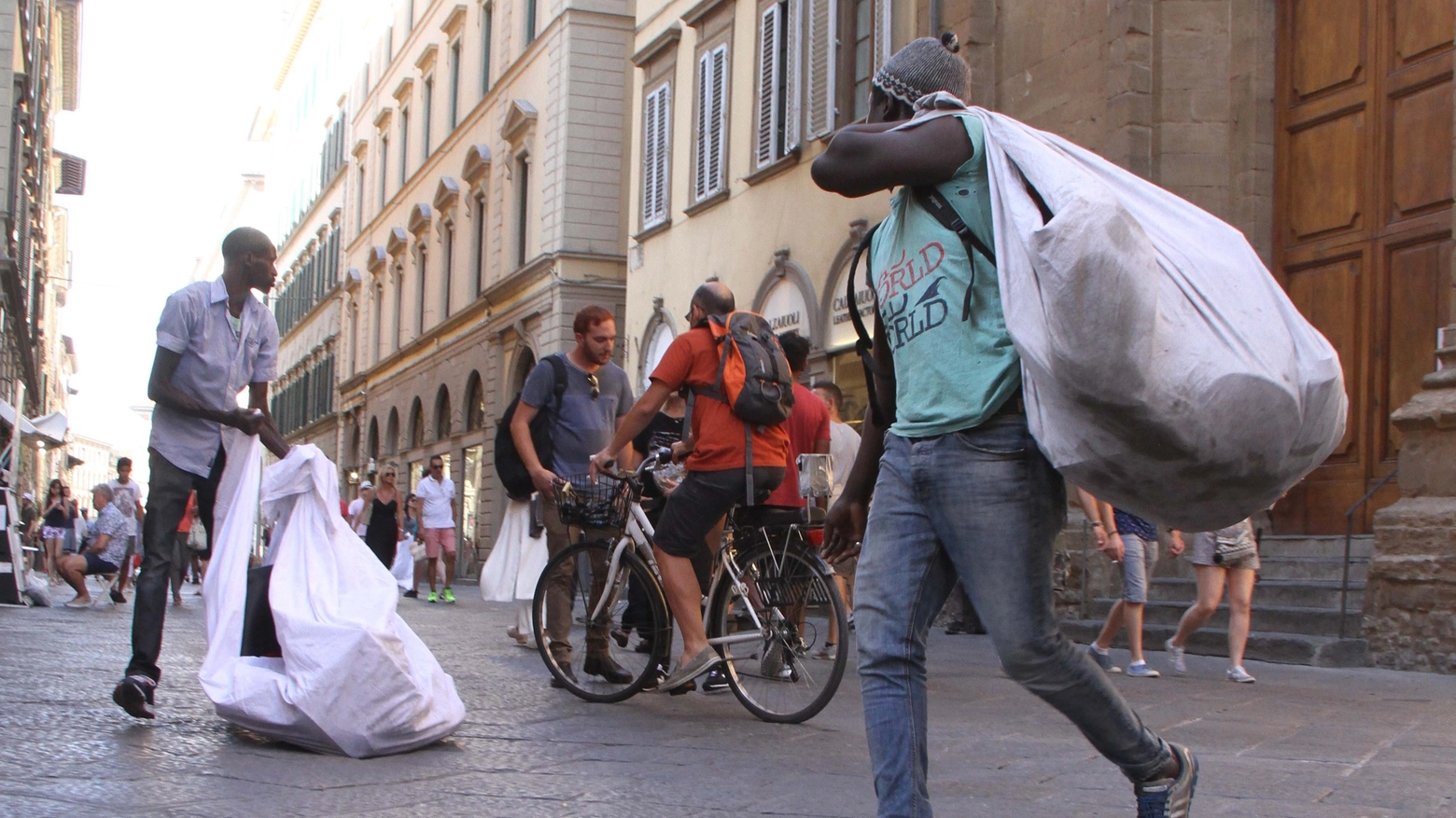 Venditori abusivi in centro a Firenze