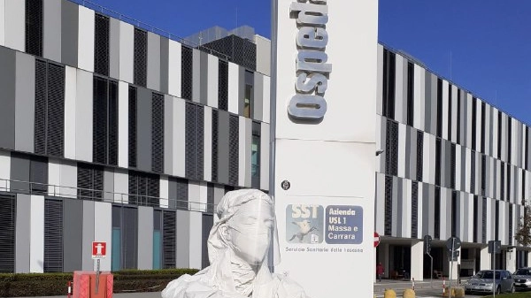 La statua di fronte all'ospedale