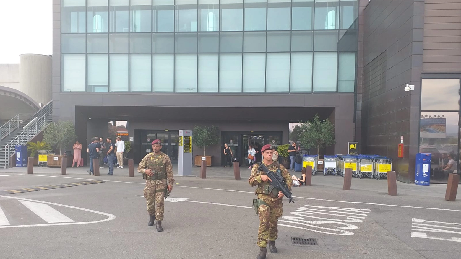 Militari all'aeroporto "Vespucci" di Peretola