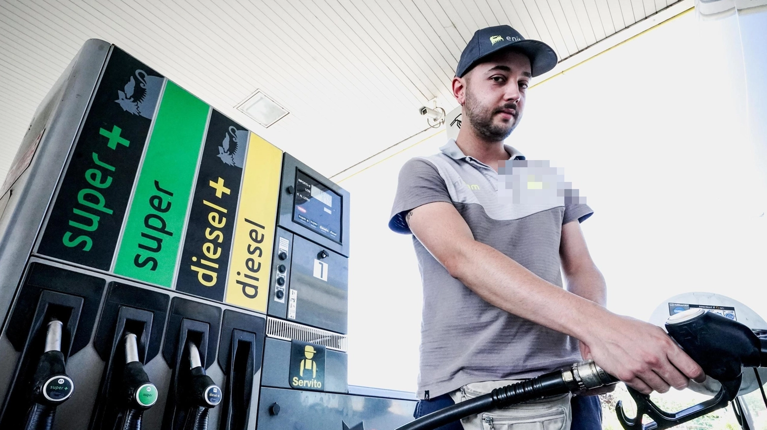 Il gasolio in modalità servito va oltre i 2,5 euro al litro a Lucca. Aumenti anche sull'autostrada A1